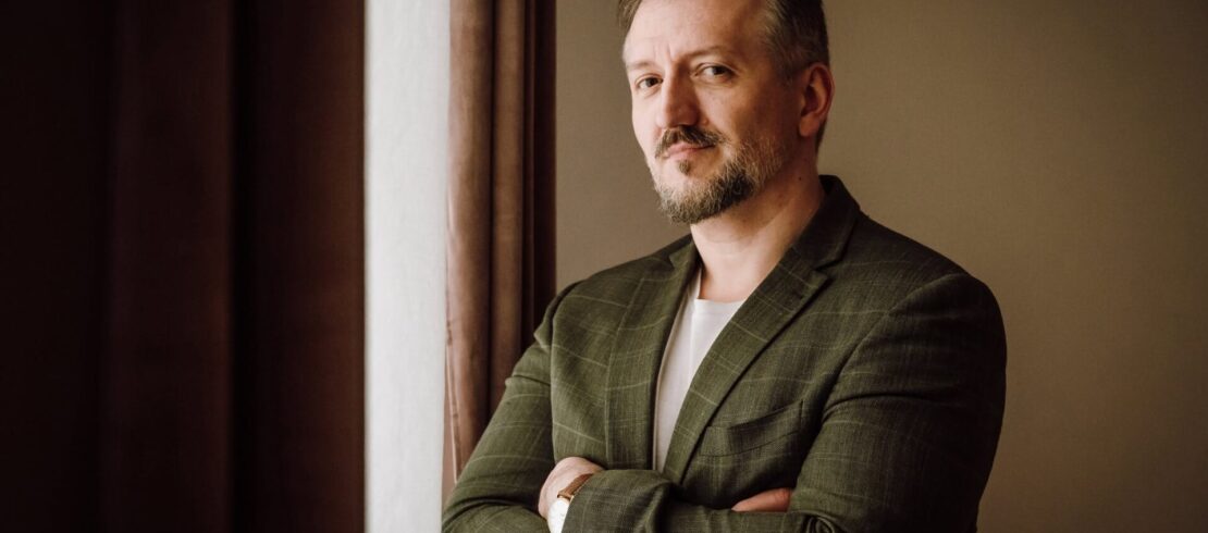 Székely Csaba: „Cred că înțeleg mai bine lucrurile scriind despre ele”